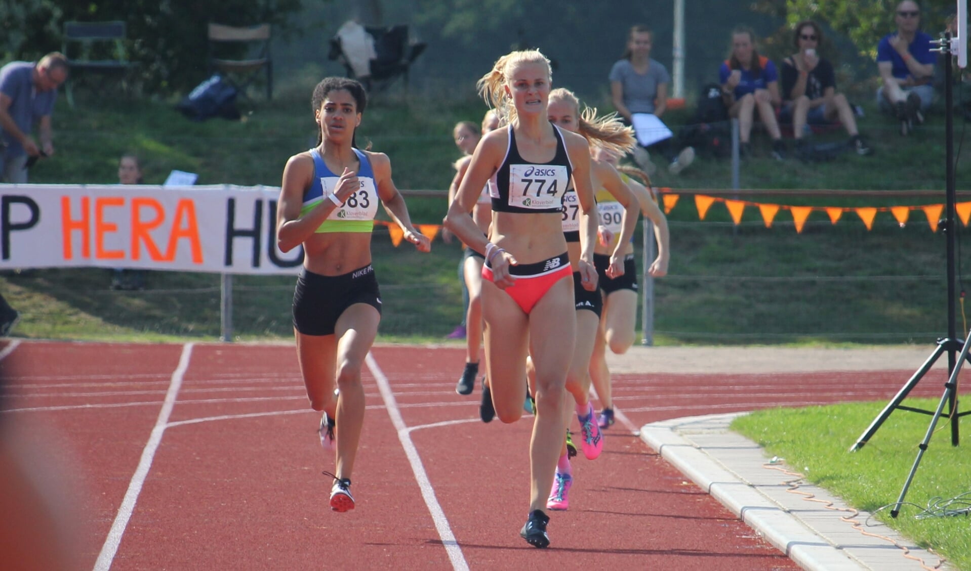 Celine van Heerikhuize wint 800 meter bij NK onder 18