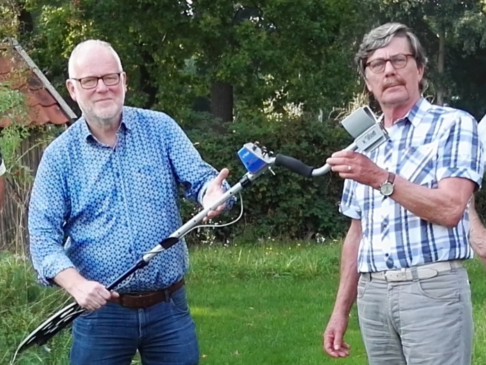 Cees Jan Spijker (HVL) neemt de metaaldetector in ontvangst van Jan van Leuven (D&N)