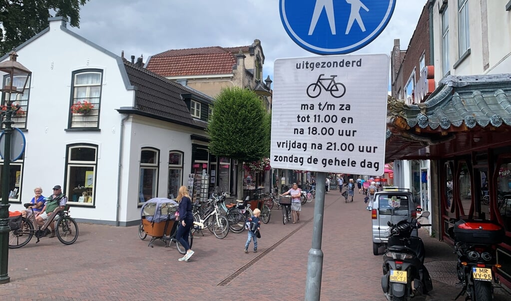 Tussen 11.00 uur en 18.00 uur wordt het fietsverbod gehandhaafd.