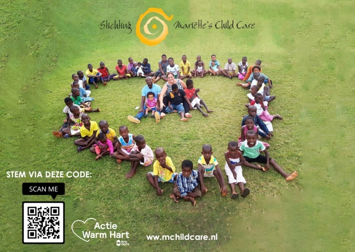 Mariëtte, Moses en de kinderen van kindertehuis Hanukkah in Ghana hopen op veel stemmen. Stem via mchildcare.nl of scan de QR-code op de foto