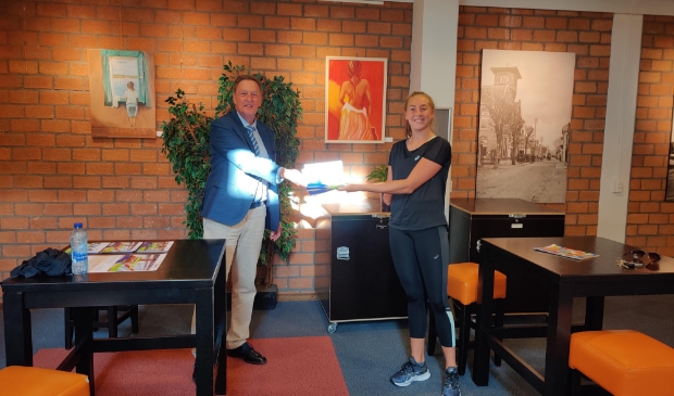<p>Speerwerpster Noëlle Roorda overhandigt de eerste Wegwijzer aan wethouder Rob Ellermeijer.</p>