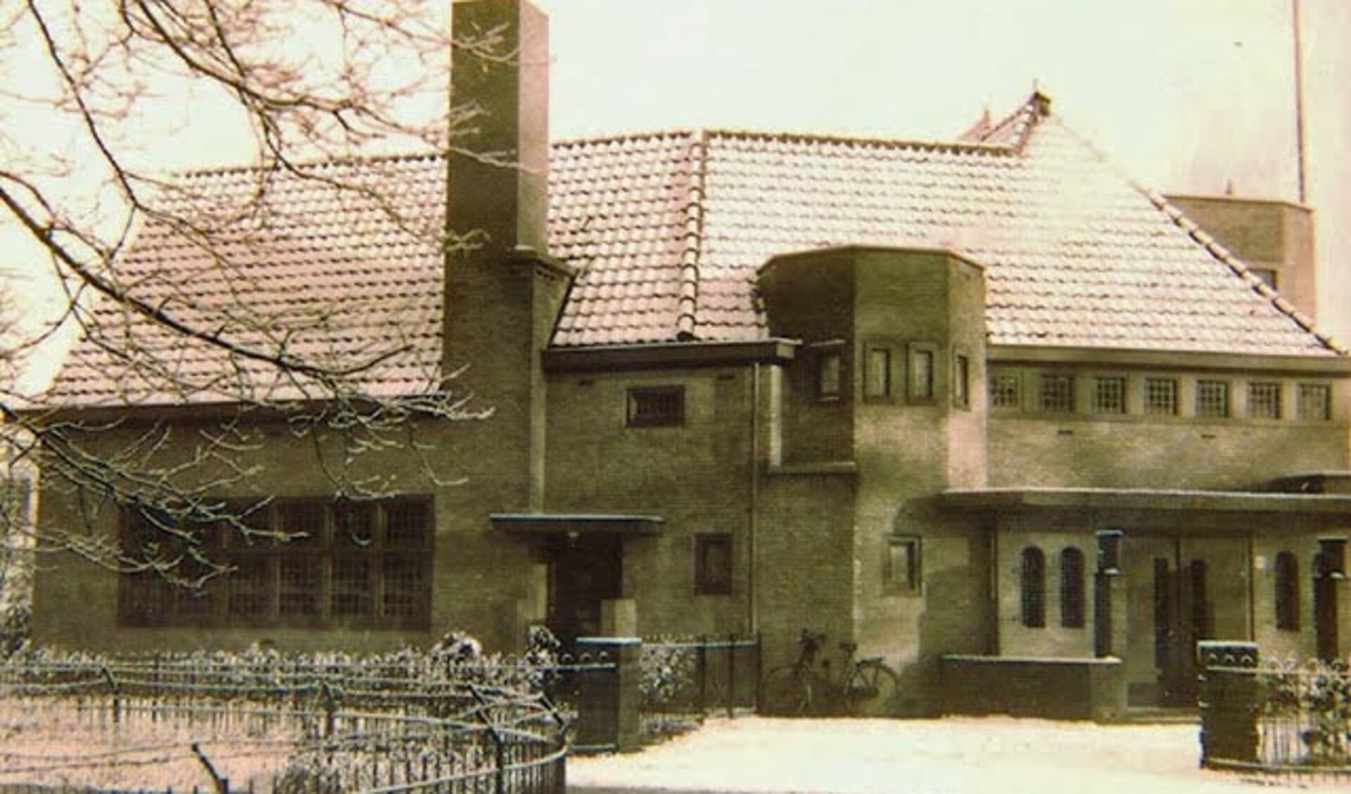 Het gebouw van Christelijk Belangen, rond 1928, aan de Leestraat hoek Parkstraat in Baarn.  