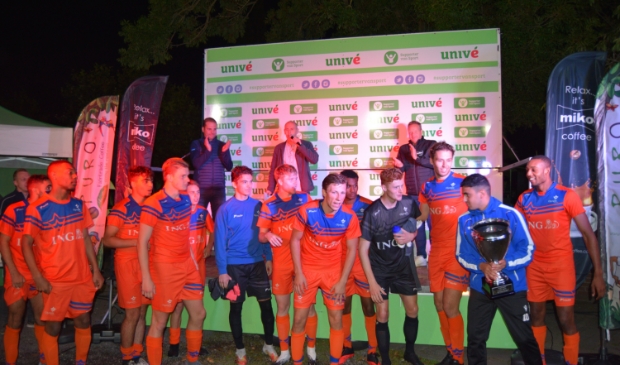 Jongsenioren Olympia Haarlem met wisselbeker