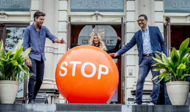<p>Ambassadeurs van Stoptober 2020, Rick Brandsteder, Estelle Cruijff en Jörgen Raymann, trappen de Stoptober-bal weg als startschot voor Stoptober 2020. </p>