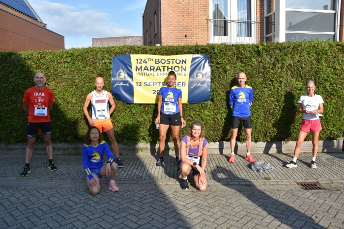 7 deelnemers aan de virtuele marathon van Boston. Geheel rechts winnares Louisa Agosti