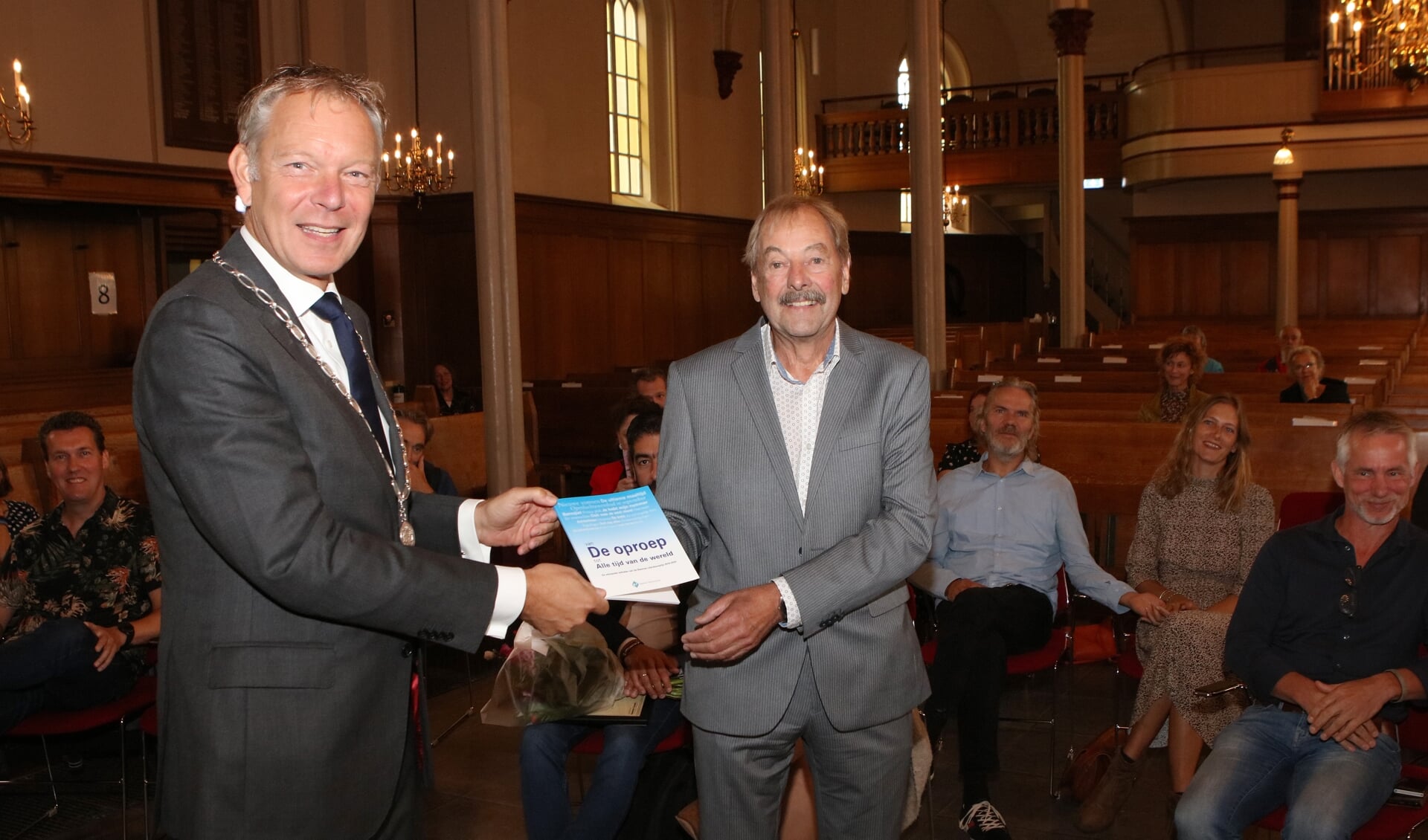 Het eerste exemplaar werd zaterdag door burgemeester Mark Röell uitgereikt aan Dick Vermeij.