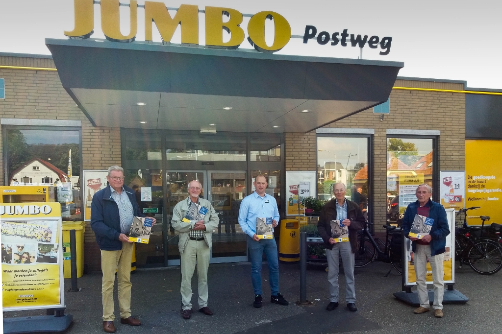 <p>Supermarkteigenaar Mark Daamen (midden) met de vrijwilligers van het Historisch Genootschap Putten.</p>