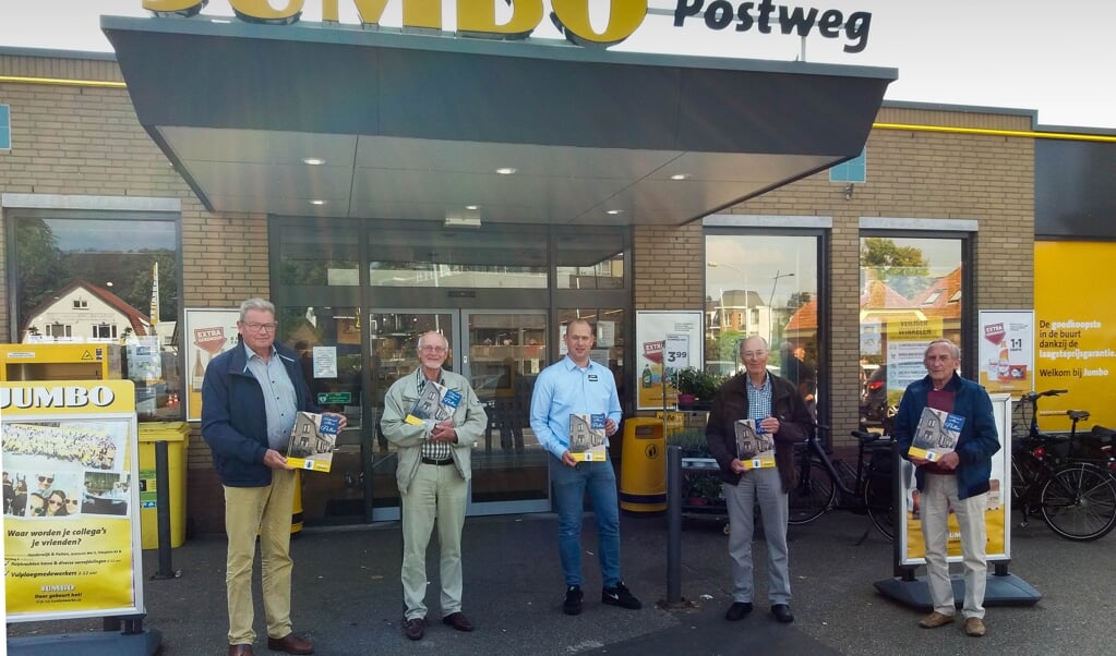 Supermarkteigenaar Mark Daamen (midden) met de vrijwilligers van het Historisch Genootschap Putten.