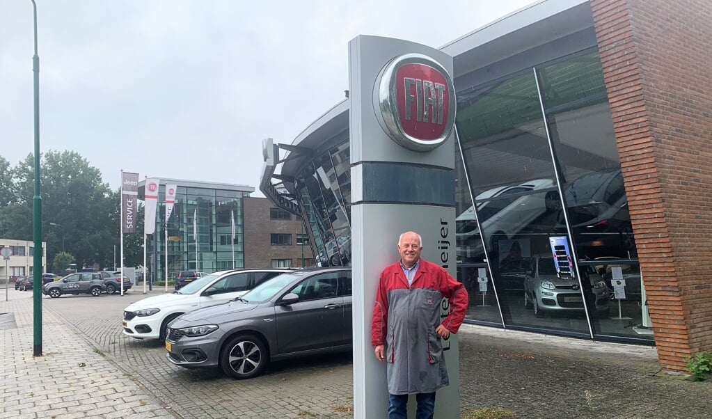 Ronald Lettenmeijer voor zijn bedrijf aan de Tolweg.