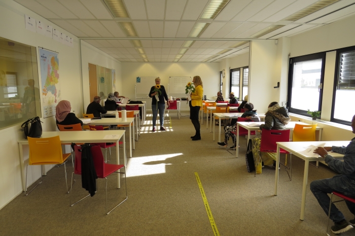 Integratiewerk geeft zonnebloem aan docent Angela