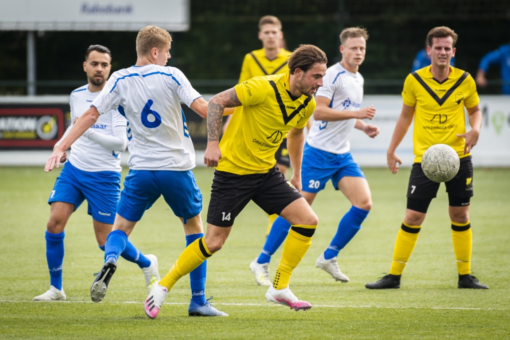 <p>Roy Bronkhorst (6) was tegen DOS Kampen één van de uitblinkers bij SDVB</p>