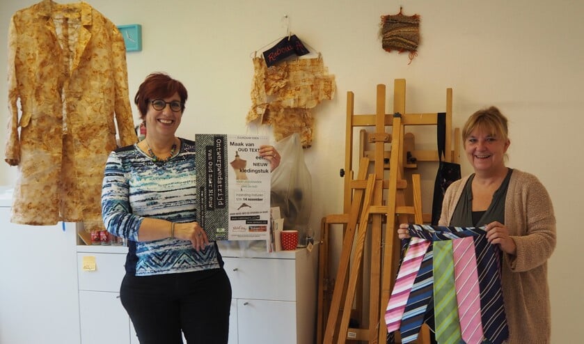 Marga Rabouw (l) en Anita van der Vlist bij hun geupcyclede kledingstukken.
