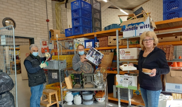 Bedrijfleidster Saskia van Diemen te midden van twee vaste krachten van Kringloop Gorinchem.