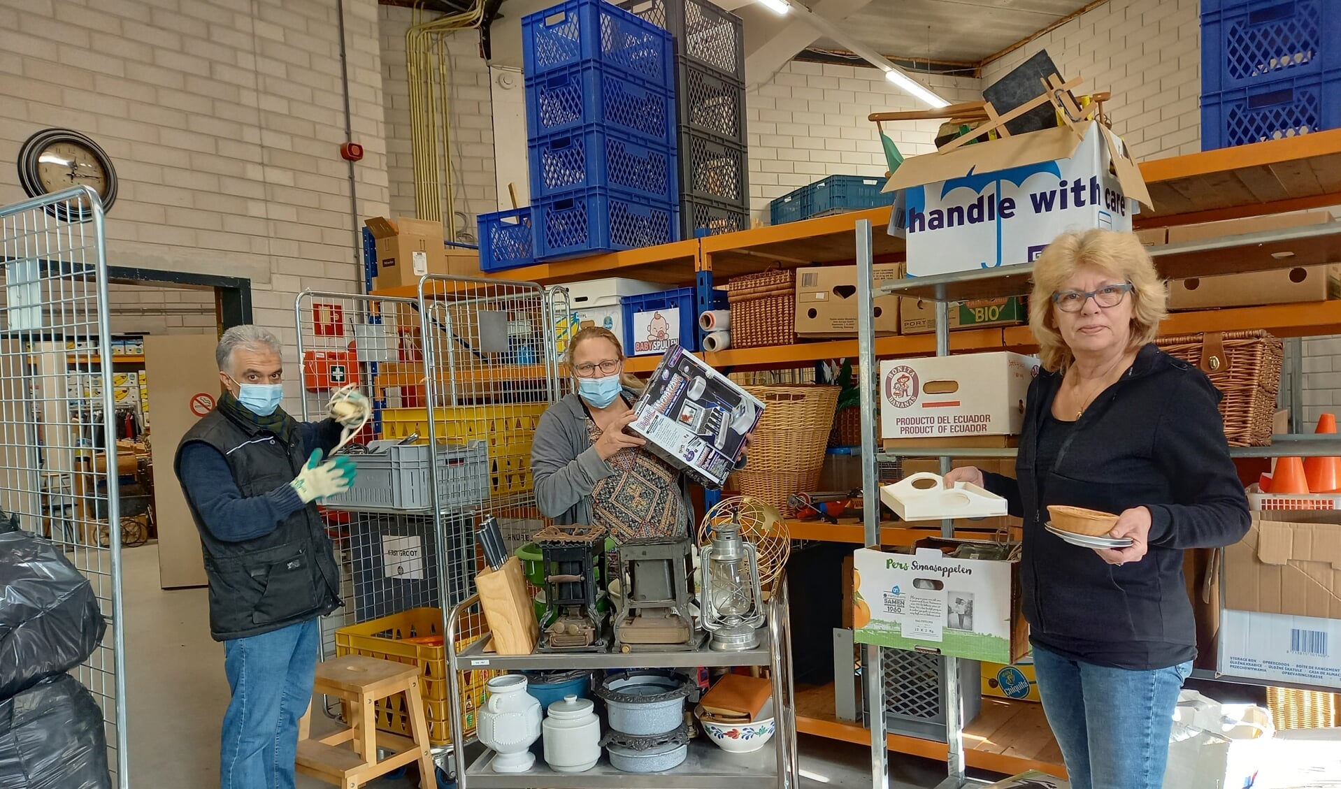 Bedrijfleidster Saskia van Diemen te midden van twee vaste krachten van Kringloop Gorinchem.