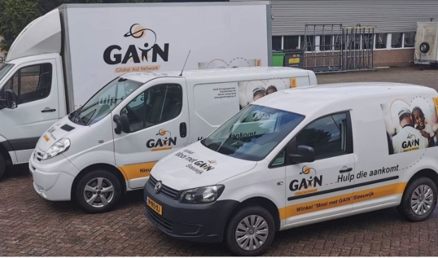 De bestelauto's van GAiN die door het land rijden om de gedoneerde hulpgoederen op te halen