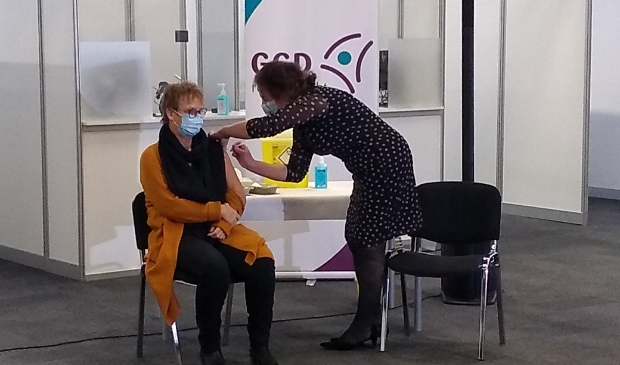<p>Medewerker van de GGD Clara zette vandaag de eerste COVID-19 vaccinaties bij Expo Houten.</p>