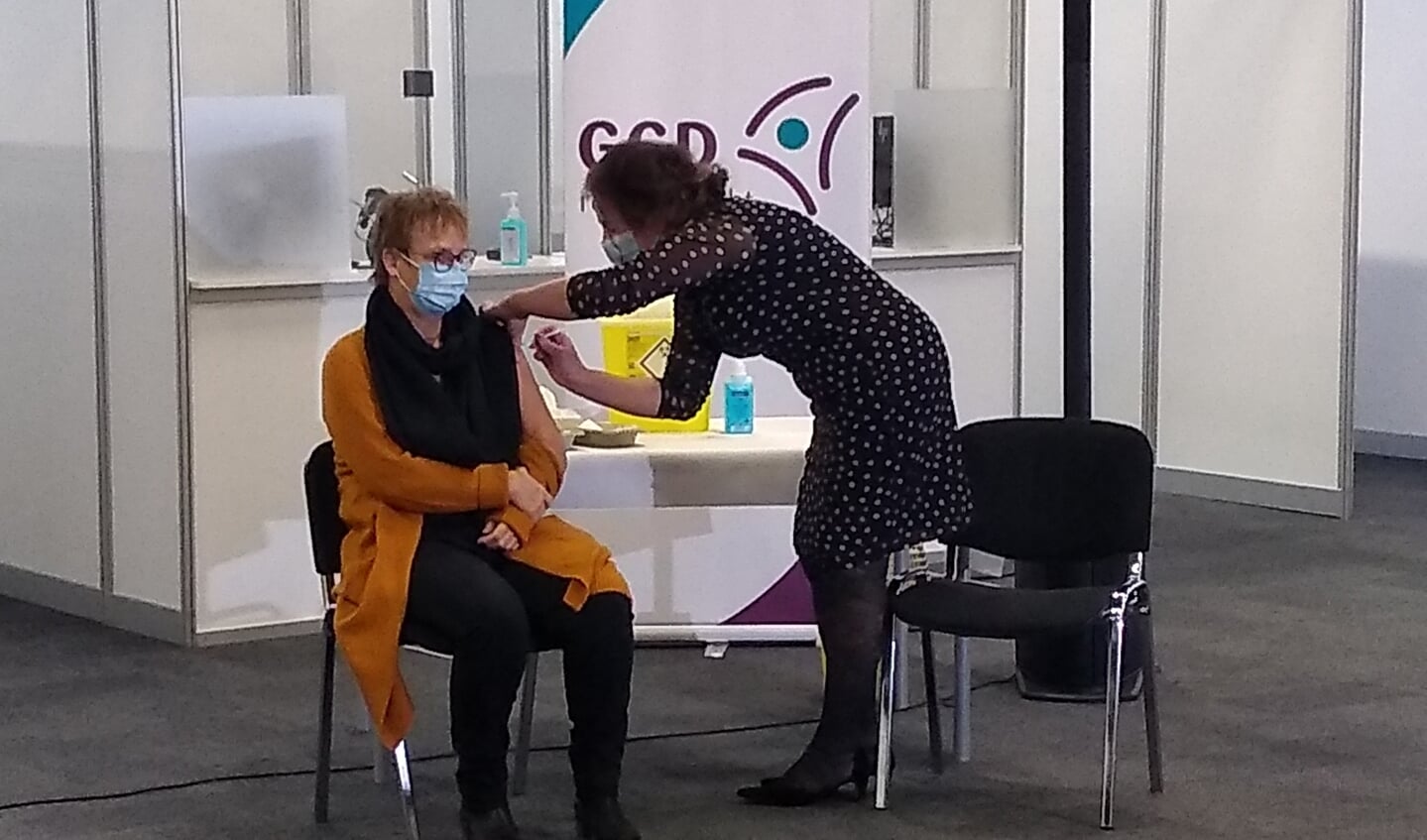 Medewerker van de GGD Clara zette vandaag de eerste COVID-19 vaccinaties bij Expo Houten.