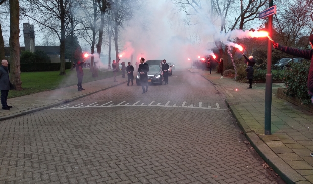 Fans van FC Utrecht bewijzen Jan van Hout de laatste eer.