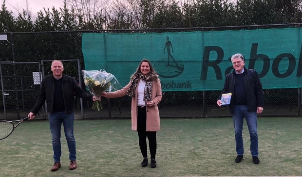 v.l.n.r.: Ed Vedder (Sponsorcommissie), Henriëtte van de Beek (Rabobank) en Sibert van Leeuwen (voorzitter).