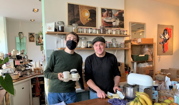 <p>Hans (r) en Tomek Karlas worden door Baarnse koffedrinkers op handen gedragen.</p>