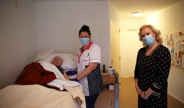 Wethouder Wil Kosterman bezocht het E&E voor de eerste vaccinatie