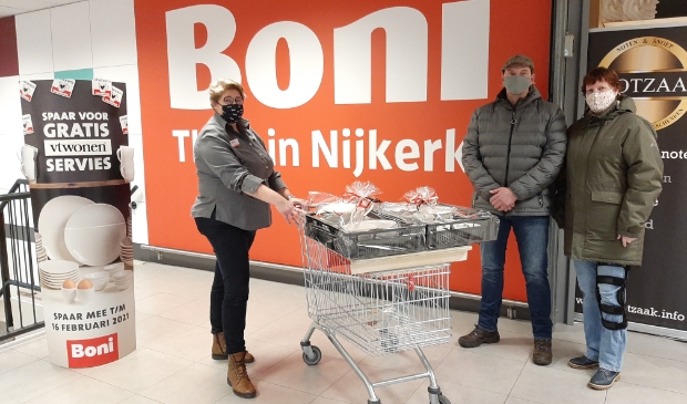 <p>Bedrijfsleidster Anne te Plate overhandigde het serviesset aan het gezin. </p>