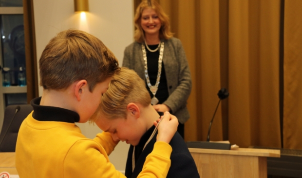 <p>Broer Daniel mocht de ambtsketen omdoen bij zijn broer Samuel</p>
