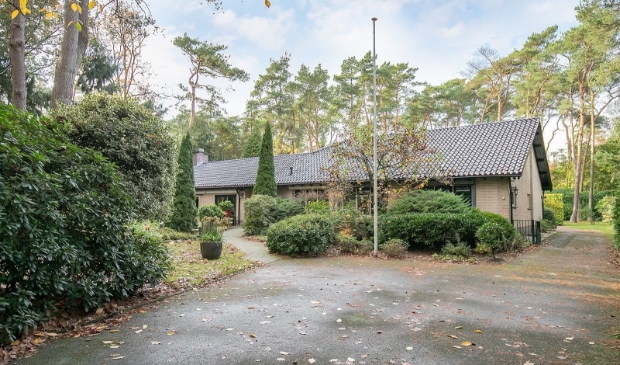 <p>De geheel vrijstaande bungalow aan de Foekenlaan biedt een 'oase van rust en privacy'.</p>