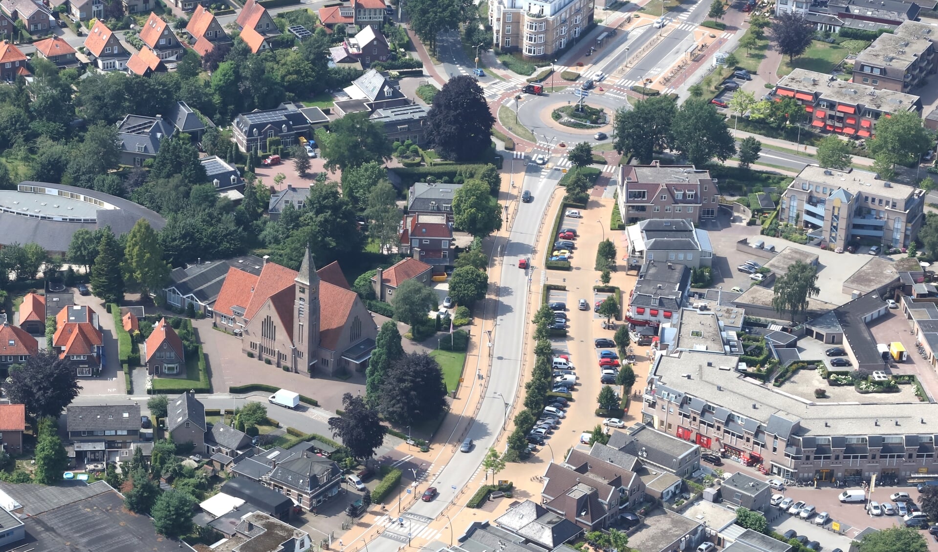 Het gedeelte van de Hoofdstraat in Voorthuizen, schuin tegenover de gereformeerde kerk, waar beide winkels zijn gevestigd.
