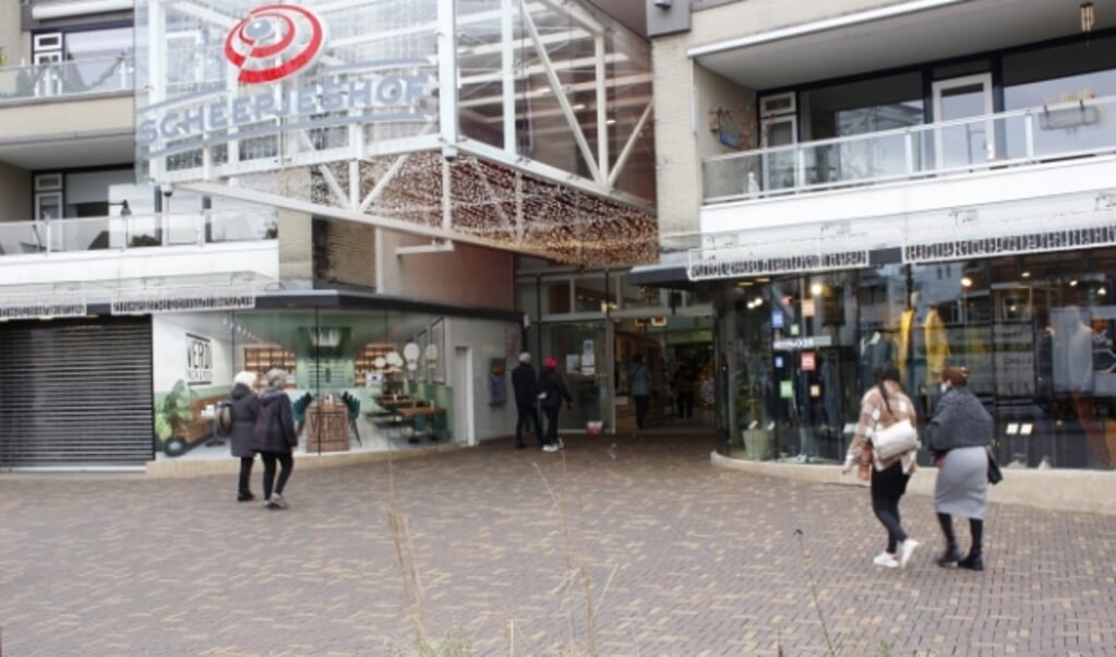 De ingang van winkelcentrum Scheepjeshof: met het aanstaande vertrek van supermarkt Boni ontstaat er een groot gat. (Foto's: Pieter Vane)