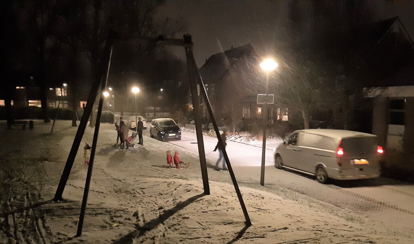 Nabij de speeltuin aan de Wethouder Zandbergenlaan werd meteen genoten van het kleine laagje sneeuw..