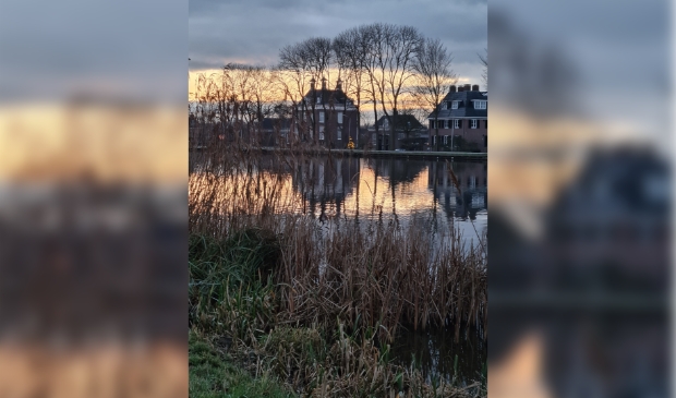 Langs de binnen Amstel, mooi met de statige huizen en de kale bomen. Genomen op 1 januari 2021