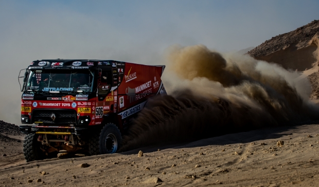 <p>Martin van den Brink op weg naar een zevende plaats in de negende etappe van de Dakar Rally.</p>