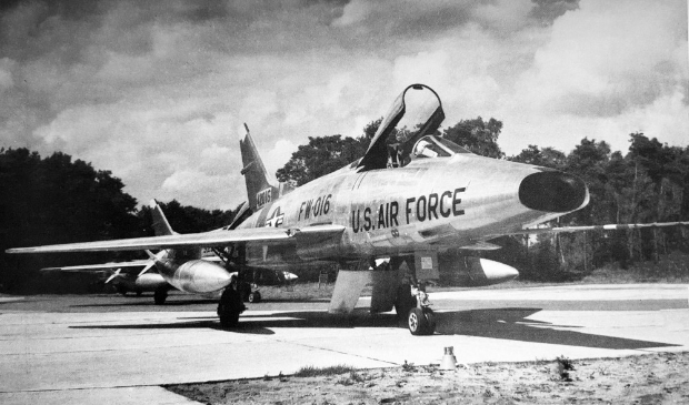 <p>'De F-100 is onlosmakelijk verbonden met de Vliegbasis Soesterberg.'</p>