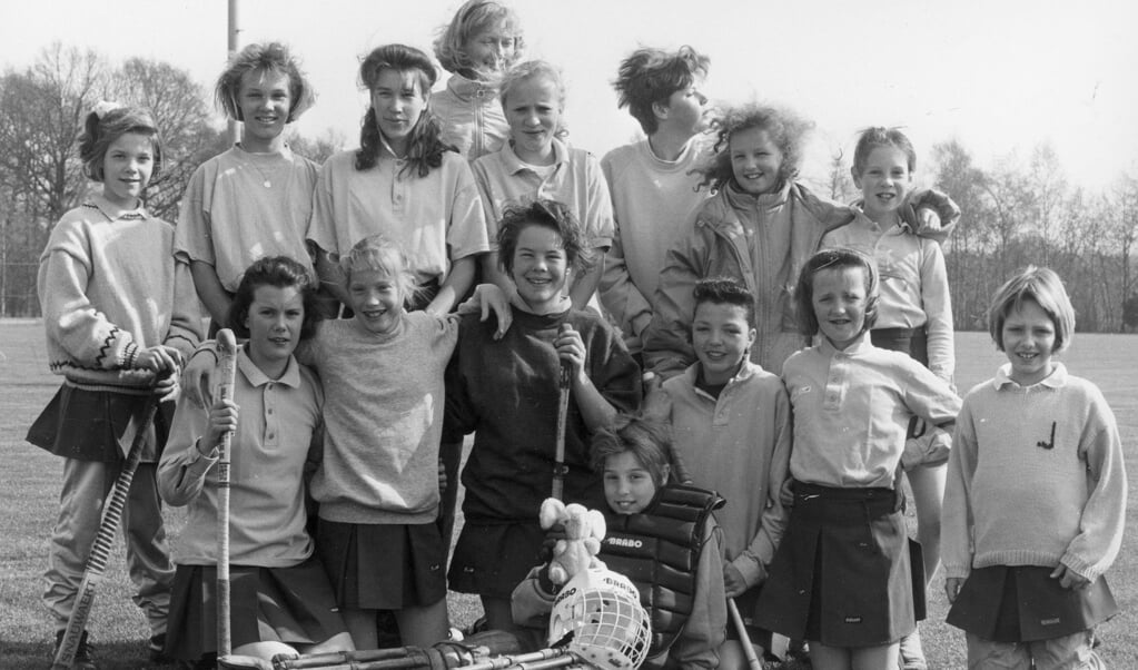 Het Meisjes D1 team dat in 1990 kampioen werd.