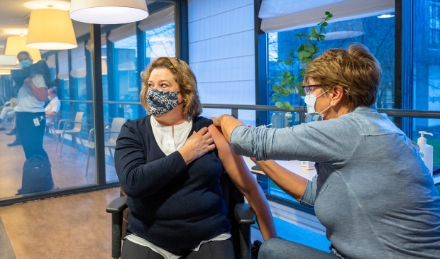 <p>De eerste vaccinatie in het Spaarne Gasthuis</p>