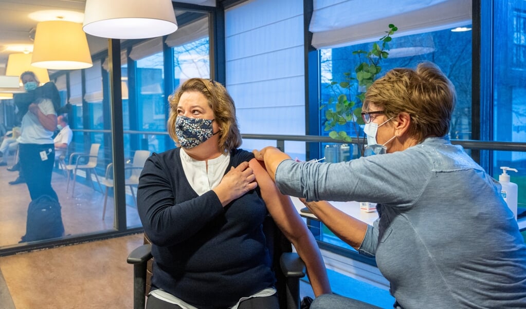 De eerste vaccinatie in het Spaarne Gasthuis