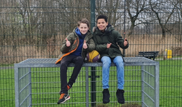 <p>Jayden en Wieger zamelen geld in voor een basketbalveldje in Odijk</p>