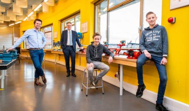 <p>René Meulenkolk (kartrekker werkgroep Vakhavo), locatiedirecteur André Pas en leerlingen Jan van Noord en Justin Soet. </p>