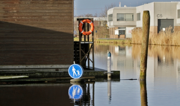 Verkeersbord voor wandel gebied op het water