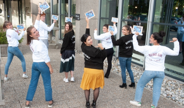 <p>De feestelijke certificaat-uitreiking van de eerste groep afgelopen september.</p>