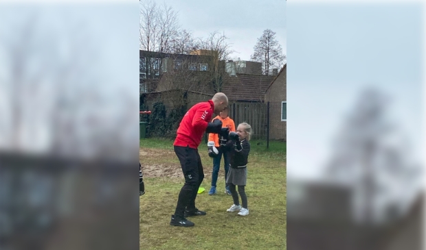 Jeffrey in actie tijdens de bokslessen op het Arthur van Schendelplantsoen