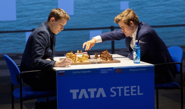 <p>Andrej Esipenko uit Rusland wint van wereldkampioen Magnus Carlsen.</p>