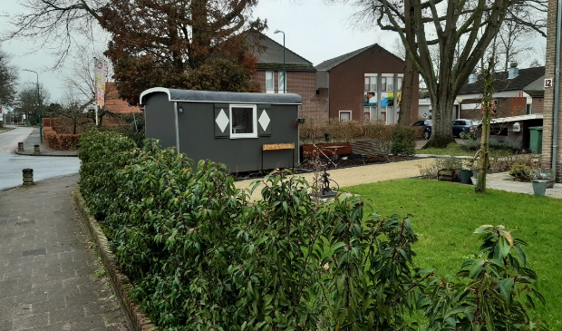 <p>De omstreden 'pipowagen' in de voortuin van een woning aan de Zwarteweg,</p>