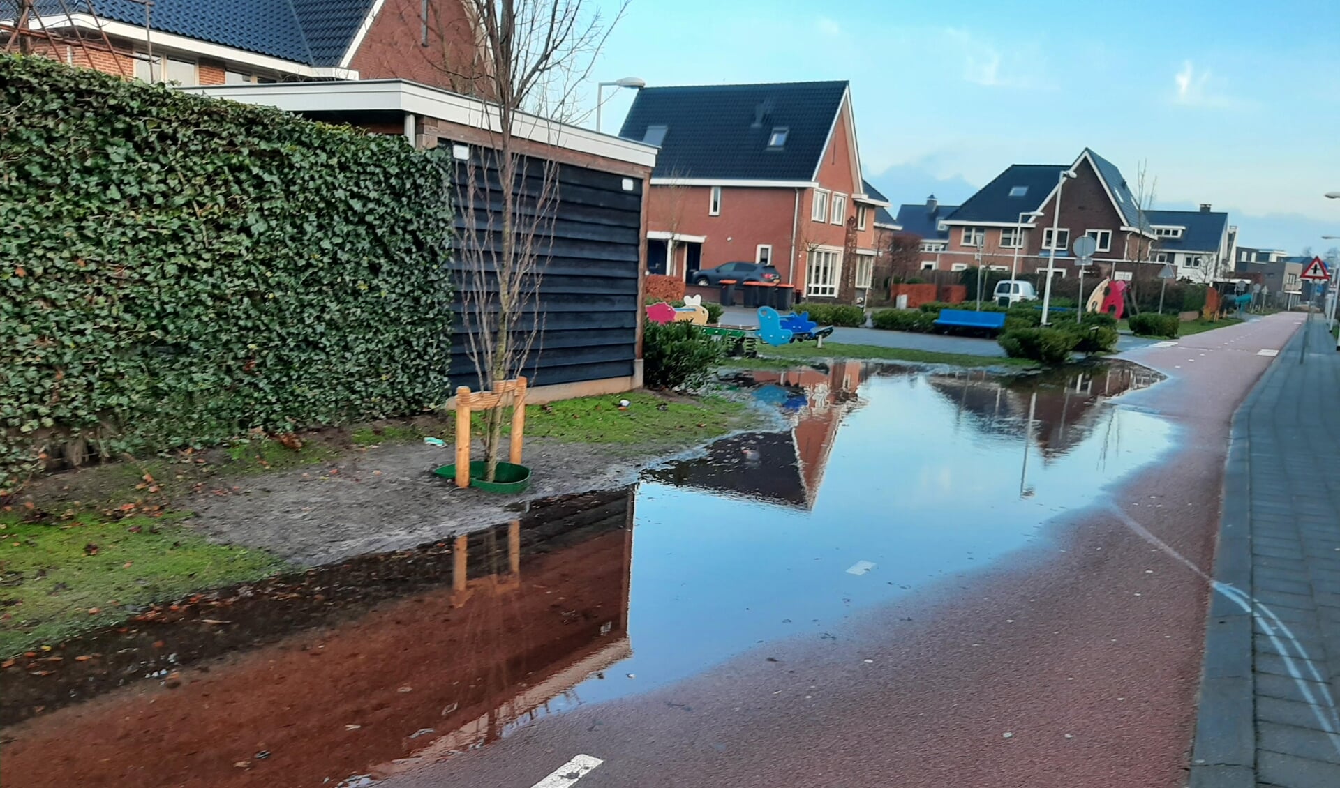 Na regenval blijven delen van het doorgaande fietspad in de Barneveldse wijk Veller blank staan. 