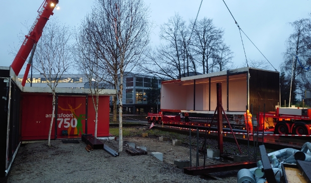 In alle vroegte werden de containers van de triomfboog weggetakeld