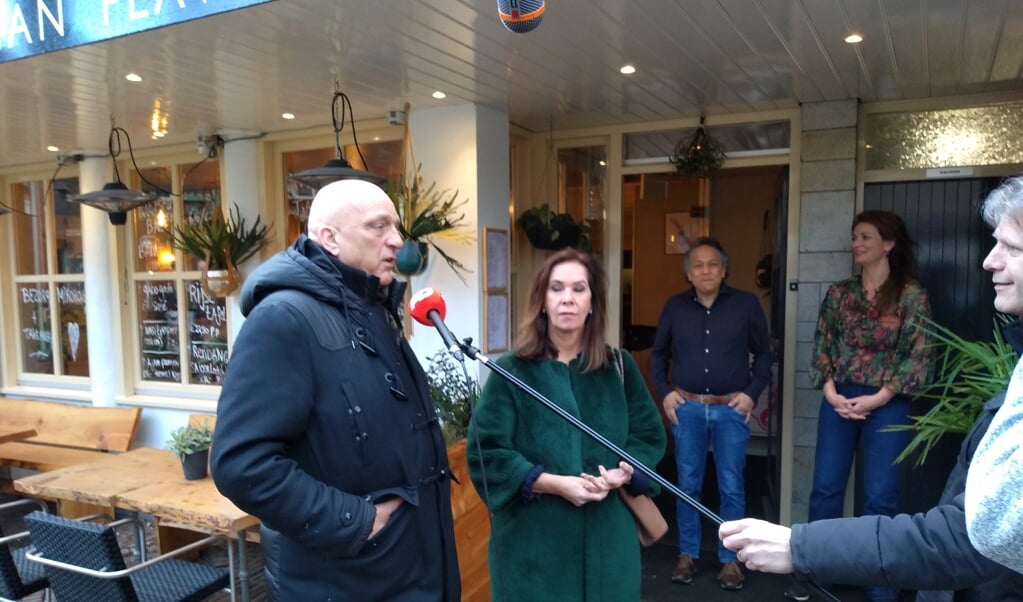 Herman den Blijker en Annemarie van Gaal willen ondernemers Ron Grillet en Miriam de Jong (in de deur) uit de brand helpen.