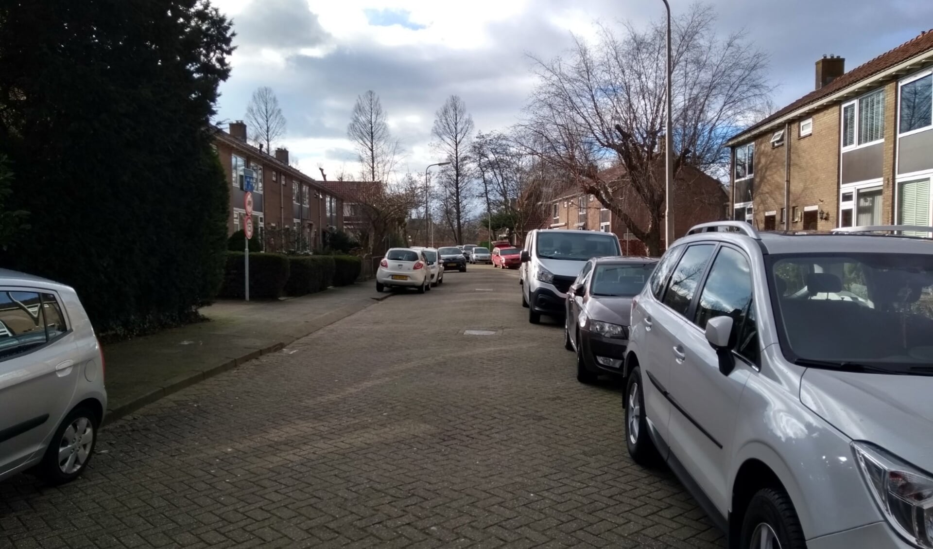 Er worden in de Koninginnebuurt onder meer parkeervakken aangelegd. Hierdoor hoeven de geparkeerde auto’s niet meer geheel op de rijbaan of gedeeltelijk op het trottoir te staan. 