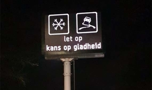 <p>Digitaal mededelingenbord langs de weg waarschuwt bij gladheid.</p>