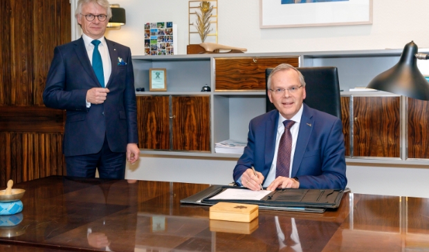 <p>Commissaris van de Koning John Berends (links) en de nieuwe burgemeester van Barneveld, Jan Luteijn.</p>
